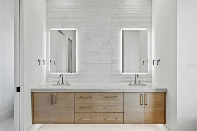 $5,650,000 | 524 Halyard Lane, Longboat Key, FL 34228