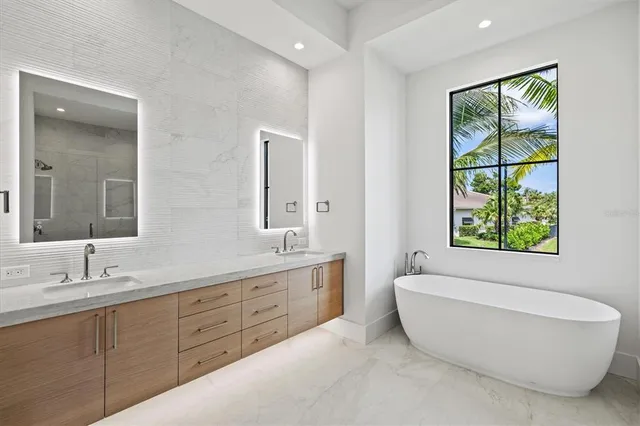 $5,650,000 | 524 Halyard Lane, Longboat Key, FL 34228