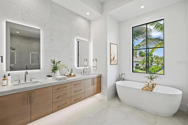 $5,650,000 | 524 Halyard Lane, Longboat Key, FL 34228