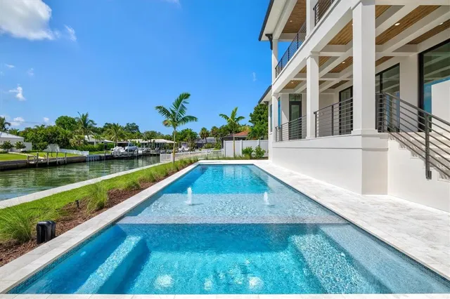 $5,650,000 | 524 Halyard Lane, Longboat Key, FL 34228