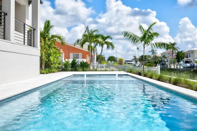 $5,650,000 | 524 Halyard Lane, Longboat Key, FL 34228