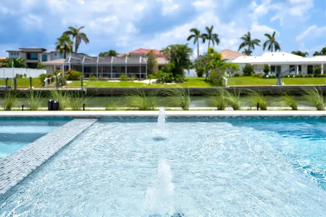 $5,650,000 | 524 Halyard Lane, Longboat Key, FL 34228