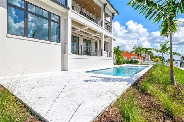$5,650,000 | 524 Halyard Lane, Longboat Key, FL 34228