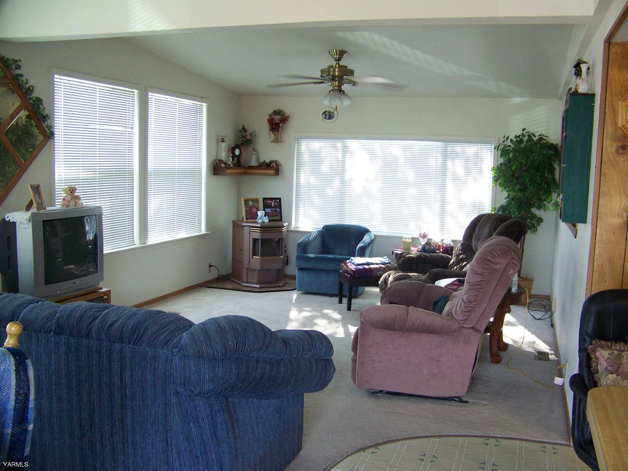 2607 Beaudry Road Yakima, WA 98901 - Photo 21 of 28 a living room with furniture and a large window