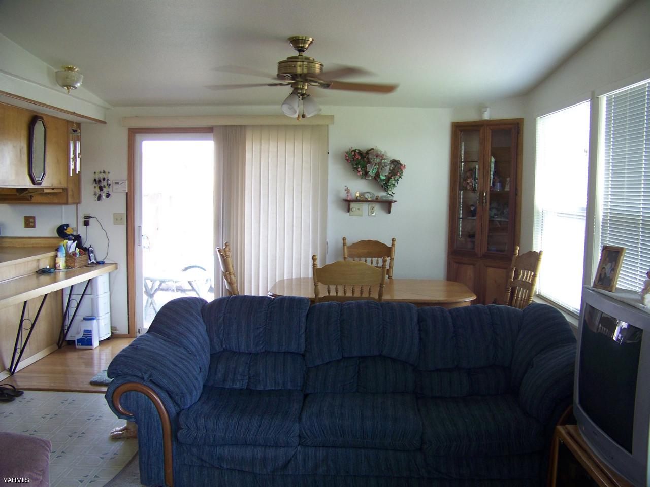 2607 Beaudry Road Yakima, WA 98901 - Photo 22 of 28 a living room with furniture and a window