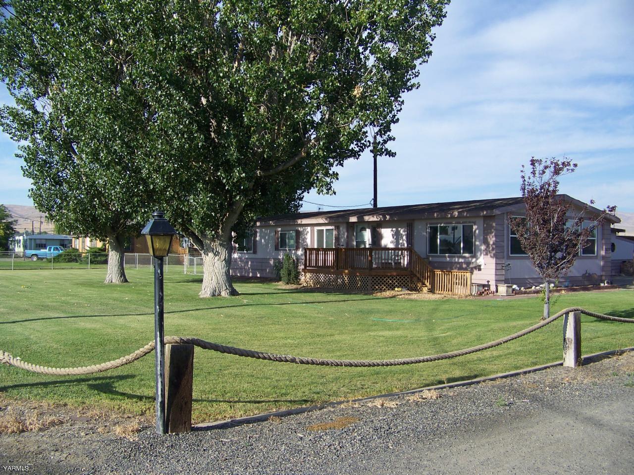 2607 Beaudry Road Yakima, WA 98901 - Photo 26 of 28 a view of a house with a big yard