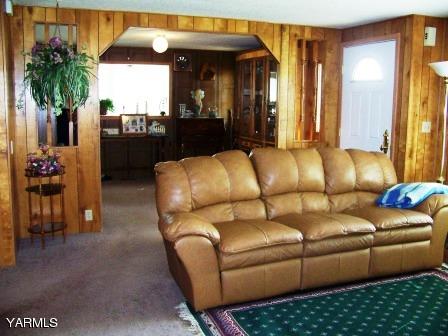 2607 Beaudry Road Yakima, WA 98901 - Photo 9 of 28 a living room with furniture flowerpot and a potted plant