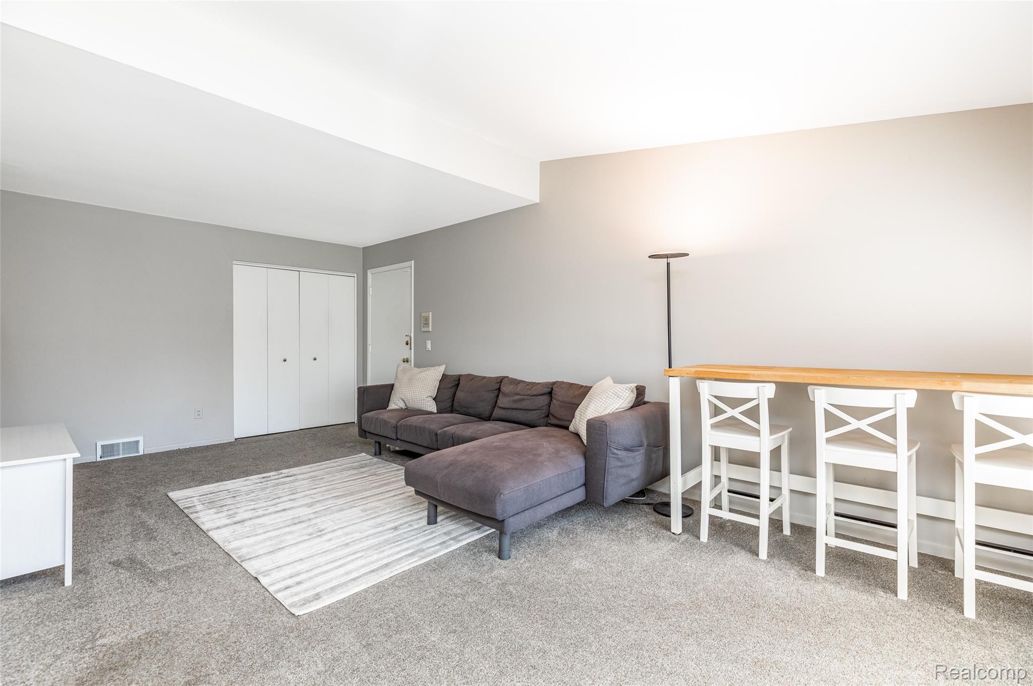 964 North Adams Road, Unit 5 Birmingham, MI 48009 - Photo 4 of 19 6.Living