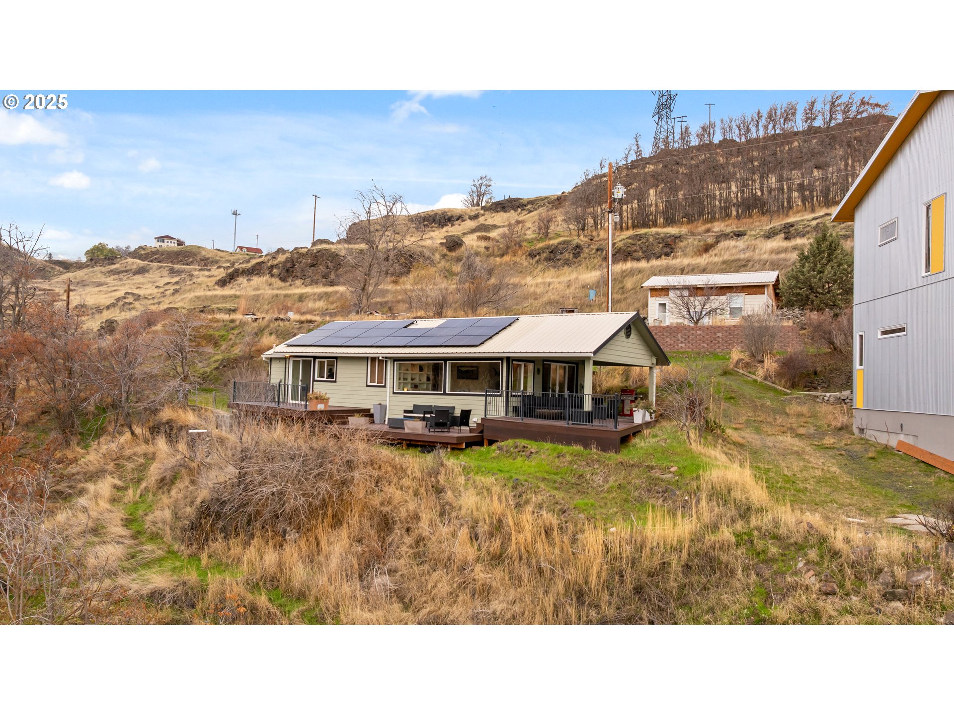 394 Fallbridge Road Wishram, WA 98673 - Photo 1 of 26 a balcony with furniture and a garden