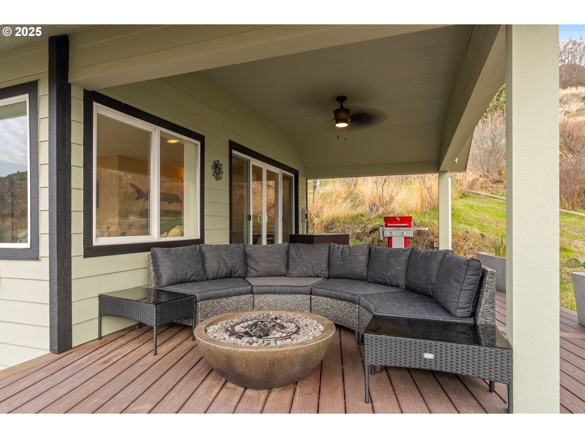 394 Fallbridge Road Wishram, WA 98673 - Photo 21 of 26 a living room with furniture and a large window