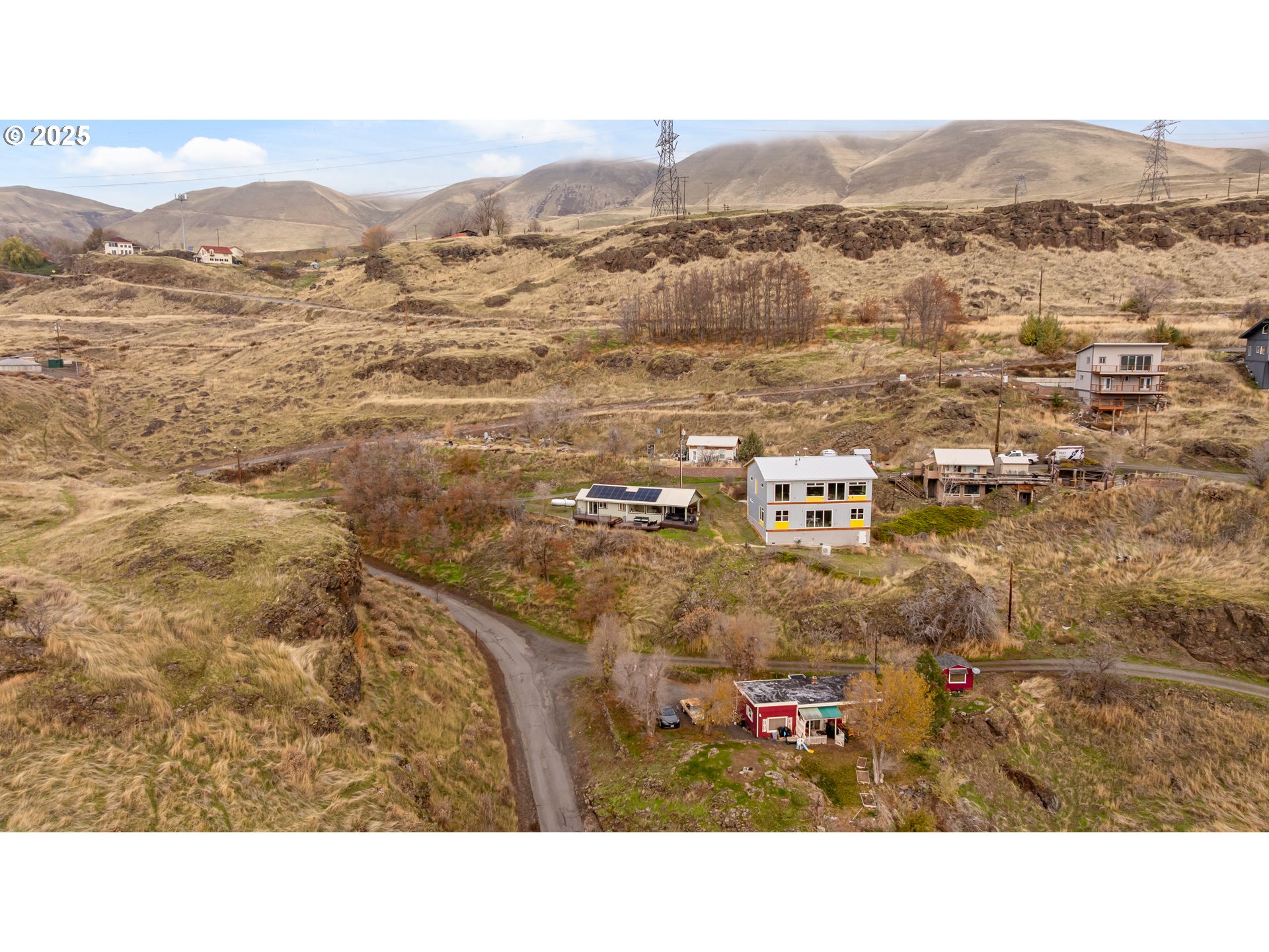 394 Fallbridge Road Wishram, WA 98673 - Photo 24 of 26 a view of city and mountain
