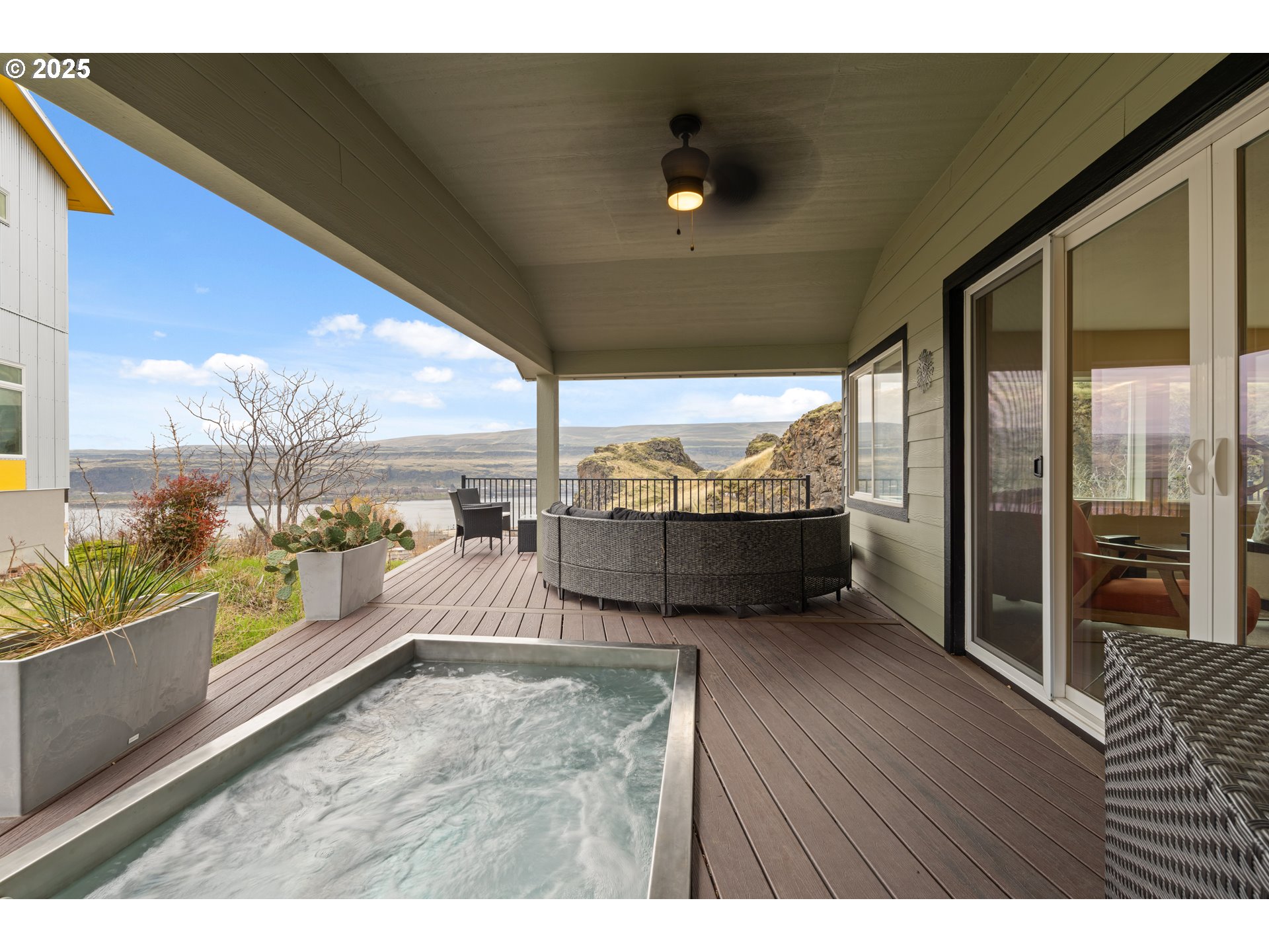 394 Fallbridge Road Wishram, WA 98673 - Photo 4 of 26 a view of a living room and floor to ceiling window or kitchen
