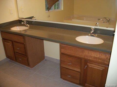 111 Oakbridge Drive Rochester, MI 48306 - Photo 15 of 19 100_7640.JPG