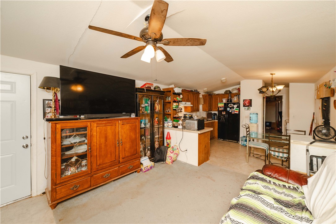 3854 Davis Road Golden Valley, AZ 86413 - Photo 6 of 45 Living Room