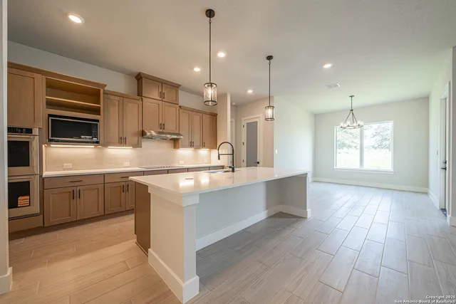 $629,000 | 138 Firewheel, Floresville, TX 78114