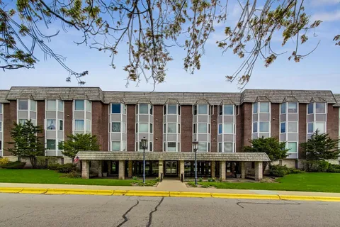 $249,500 | 201 Thames Parkway, Unit 2K, Park Ridge, IL 60068