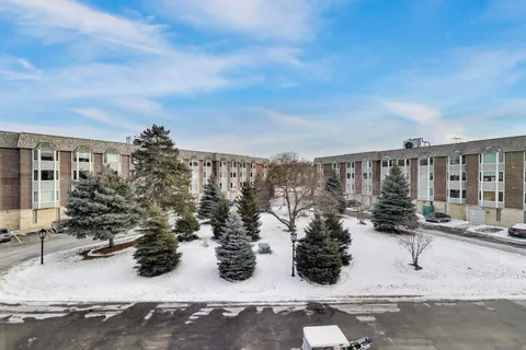 $249,500 | 201 Thames Parkway, Unit 2K, Park Ridge, IL 60068