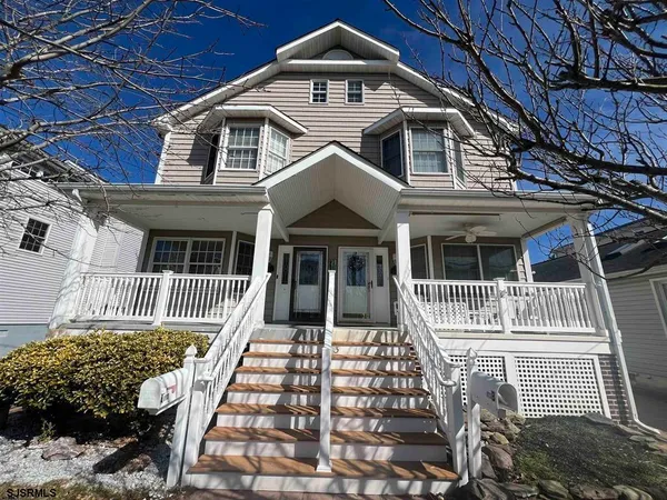 a view of a house with backyard and deck