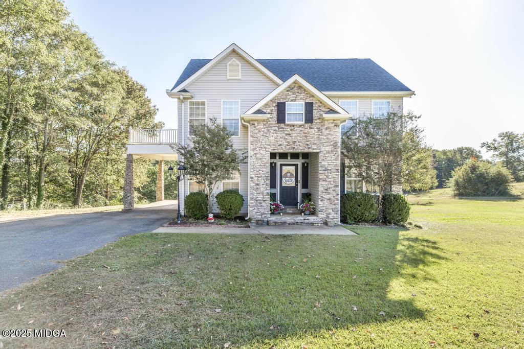a view of a house with backyard and sitting area