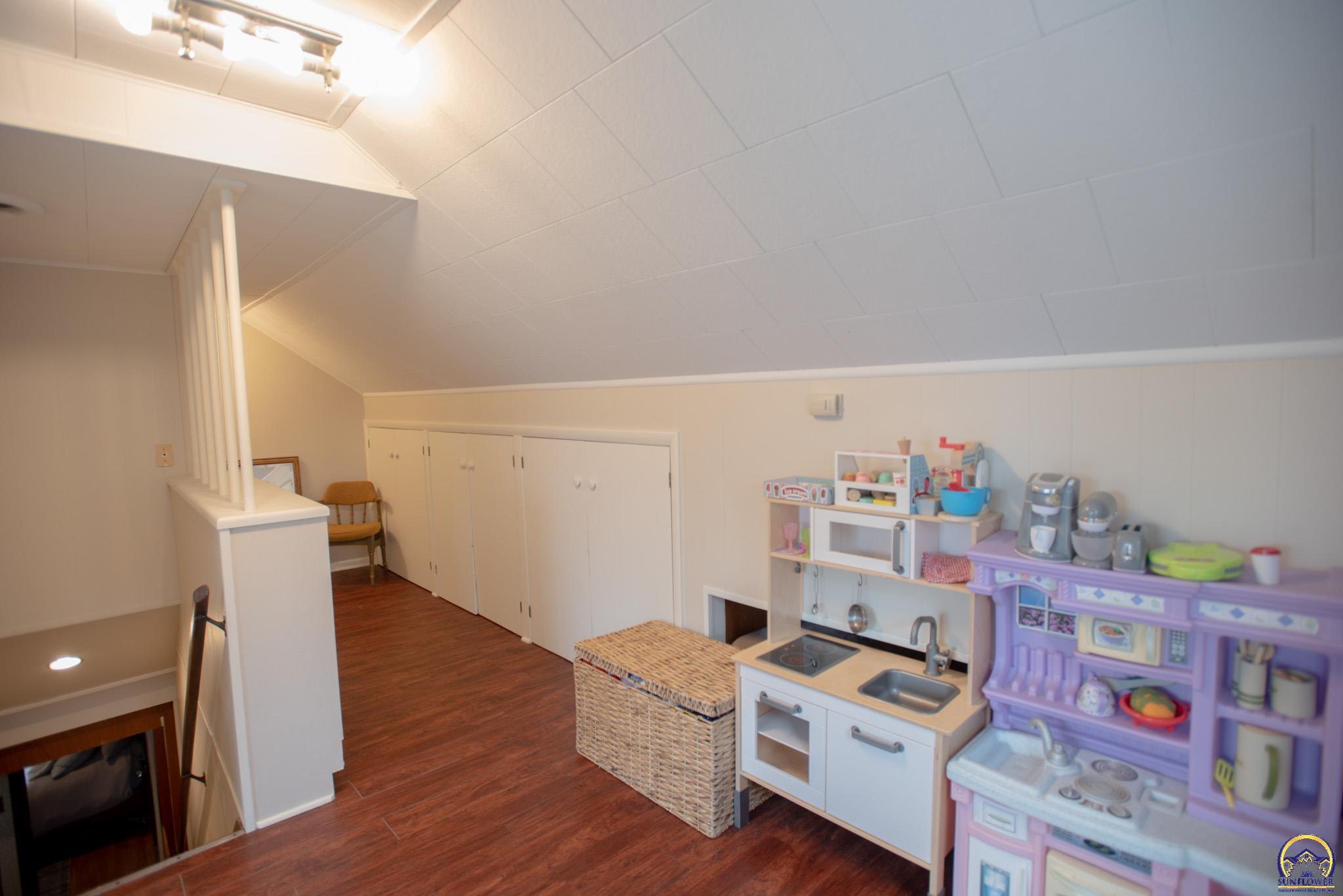 2323 Southwest 20th Street Topeka, KS 66604 - Photo 28 of 37