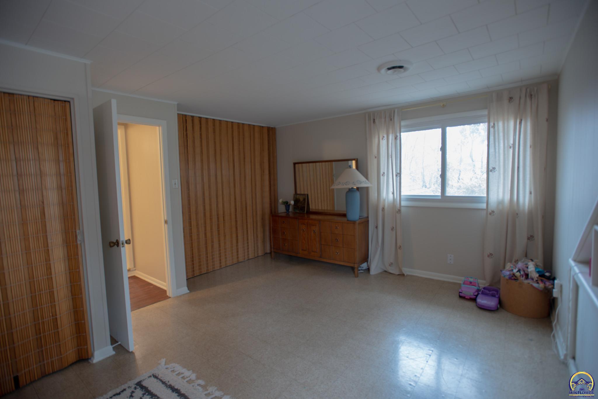 2323 Southwest 20th Street Topeka, KS 66604 - Photo 31 of 37