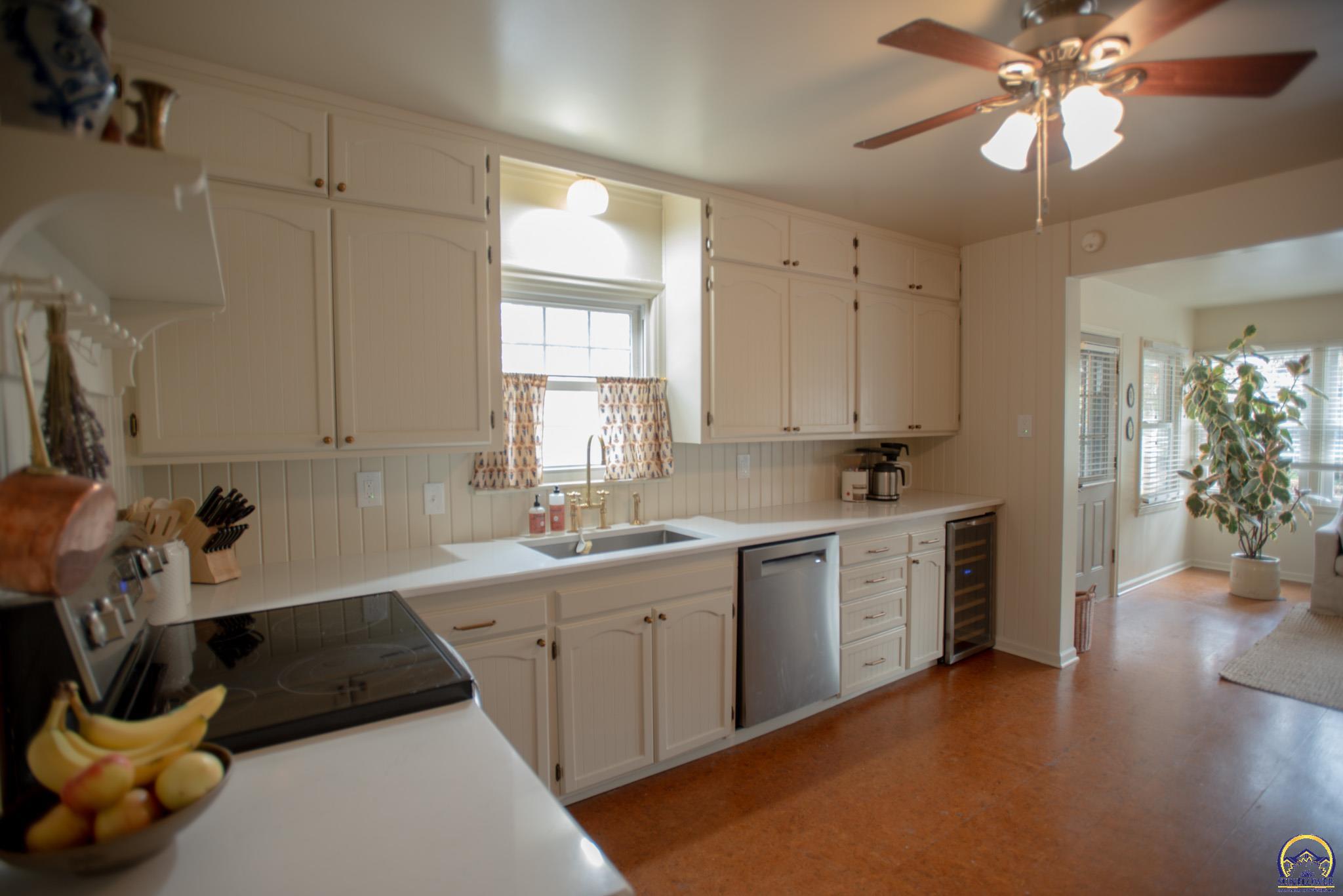 2323 Southwest 20th Street Topeka, KS 66604 - Photo 10 of 37