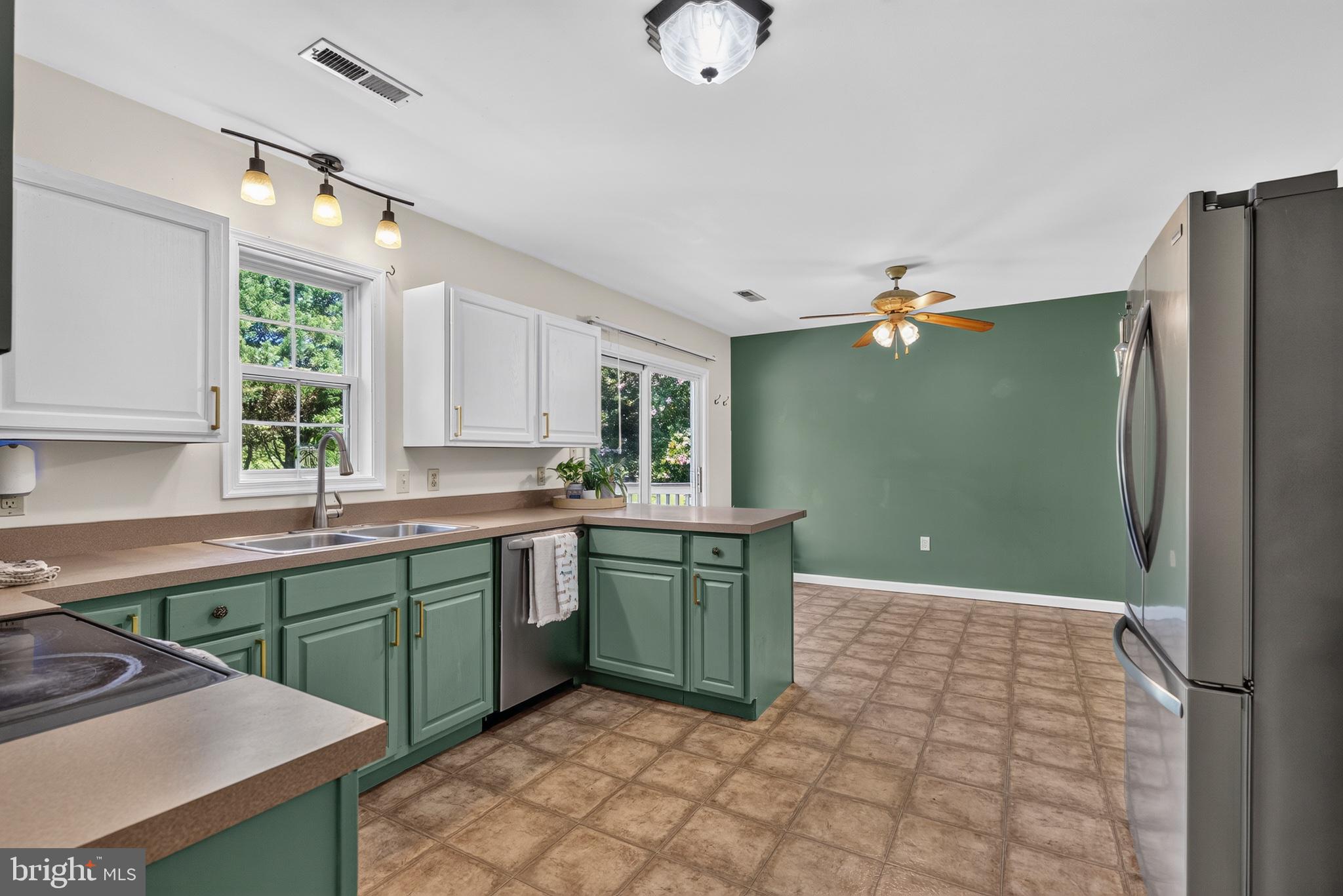 5716 Bethlehem Road Preston, MD 21655 - Photo 9 of 37 Charming kitchen with vibrant accents.