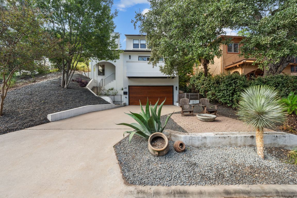 a view of a outdoor space of a house