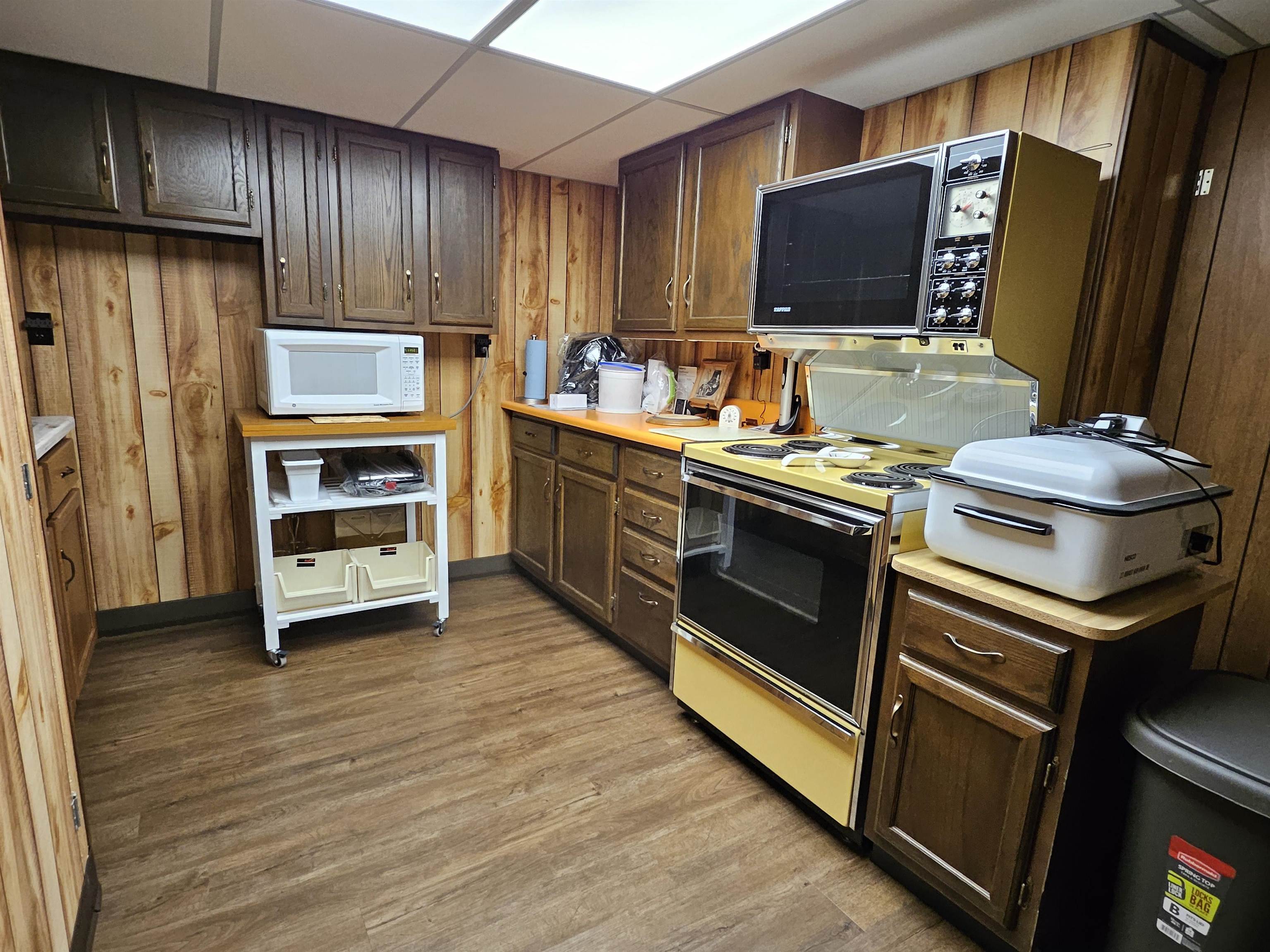 2155 Oriole Drive Freeport, IL 61032 - Photo 12 of 20 a kitchen with a stove and a microwave