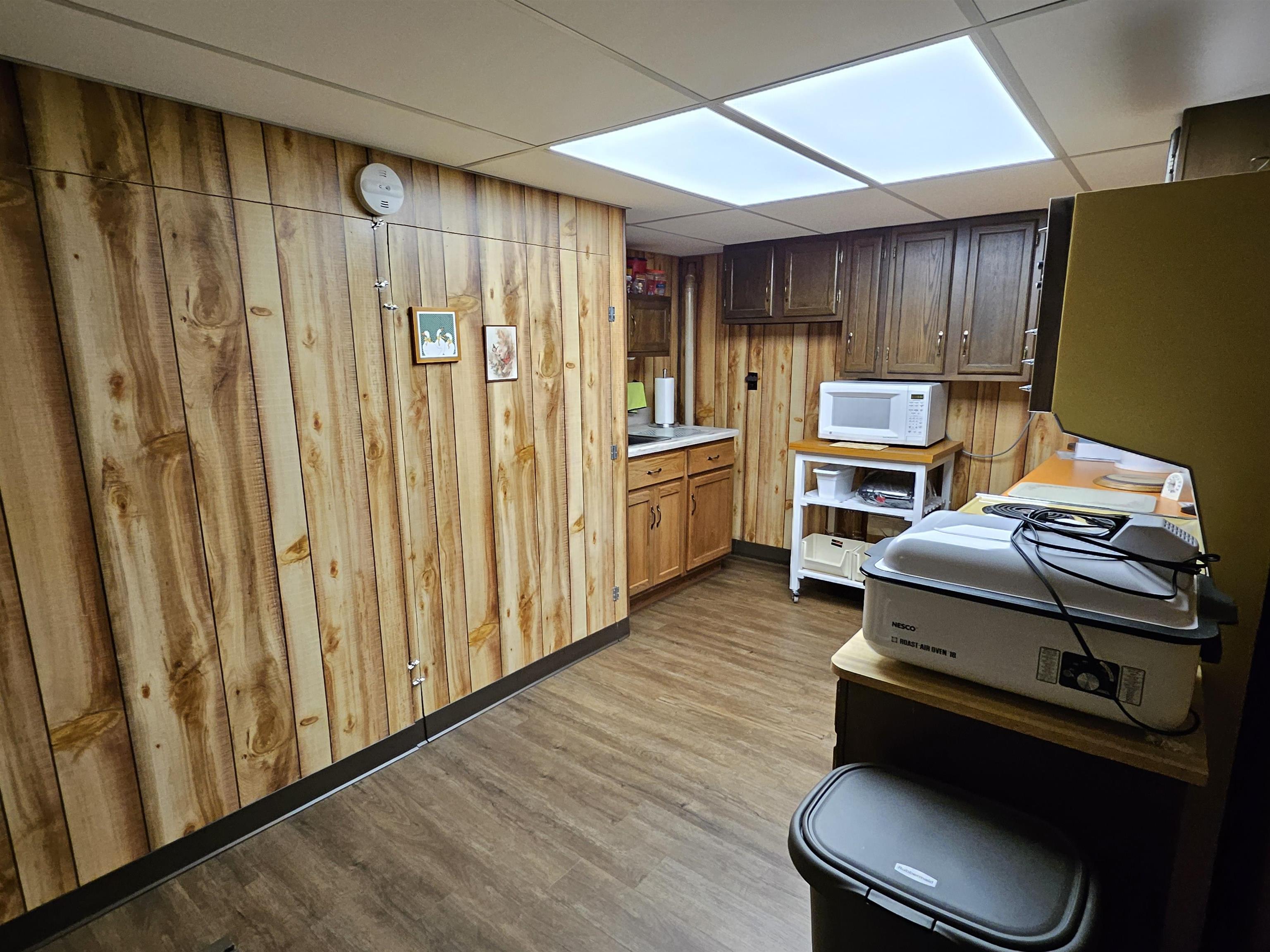 2155 Oriole Drive Freeport, IL 61032 - Photo 14 of 20 a room with furniture and a window