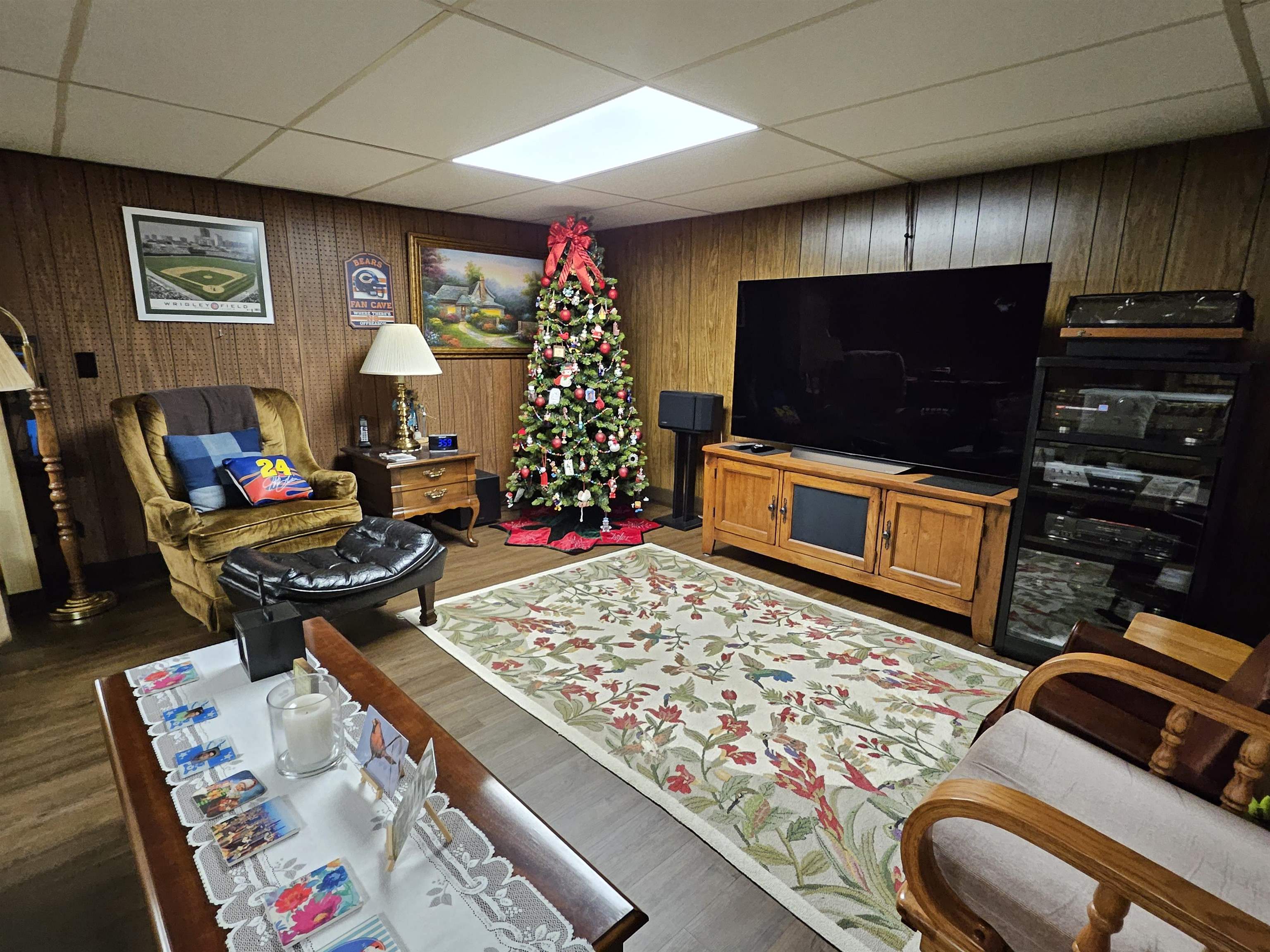 2155 Oriole Drive Freeport, IL 61032 - Photo 17 of 20 a living room with furniture and a flat screen tv