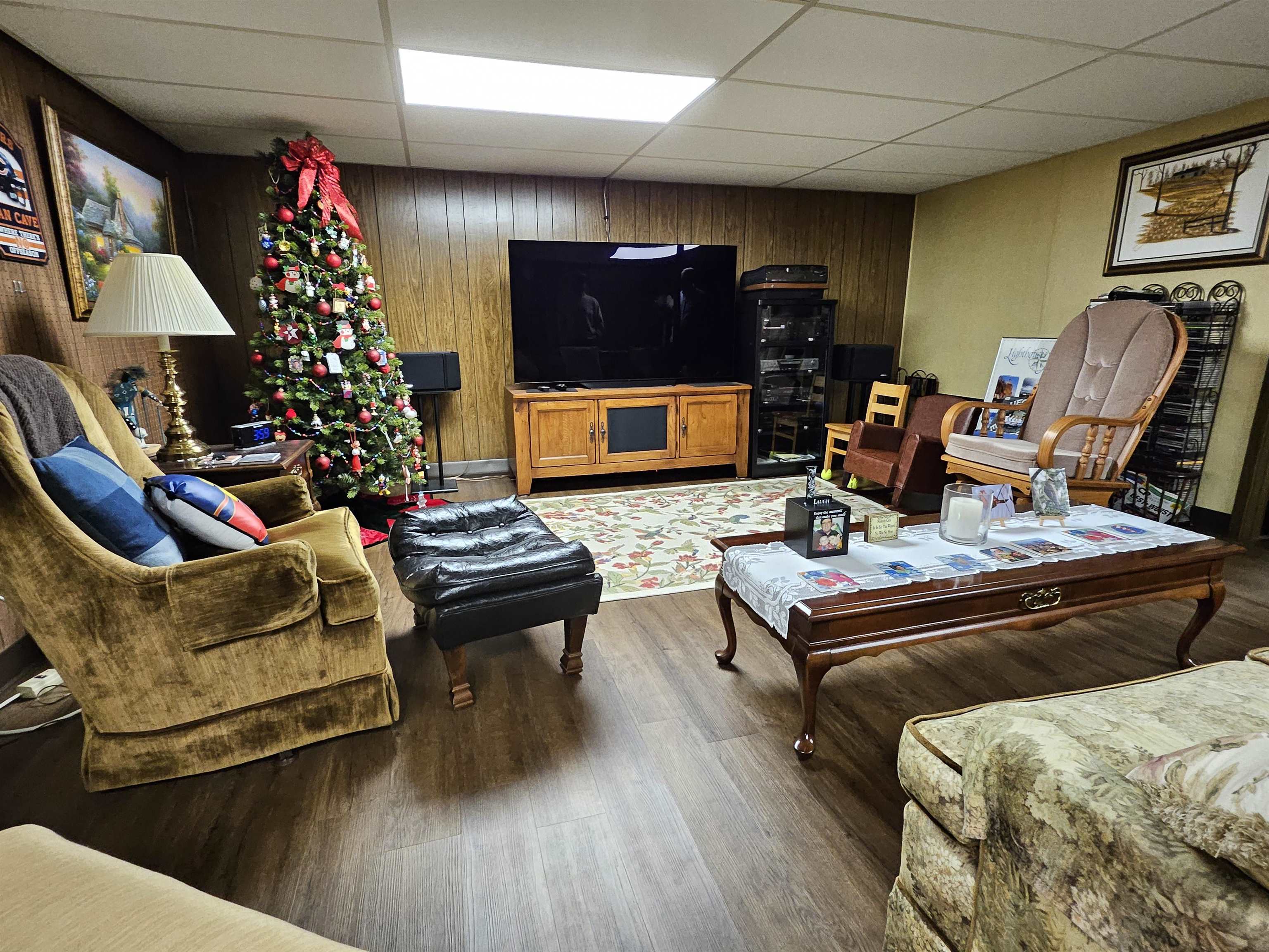 2155 Oriole Drive Freeport, IL 61032 - Photo 18 of 20 a living room with furniture and a flat screen tv