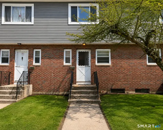 $164,900 | 2 Camelot Drive, Unit 4, Bloomfield, CT 06002