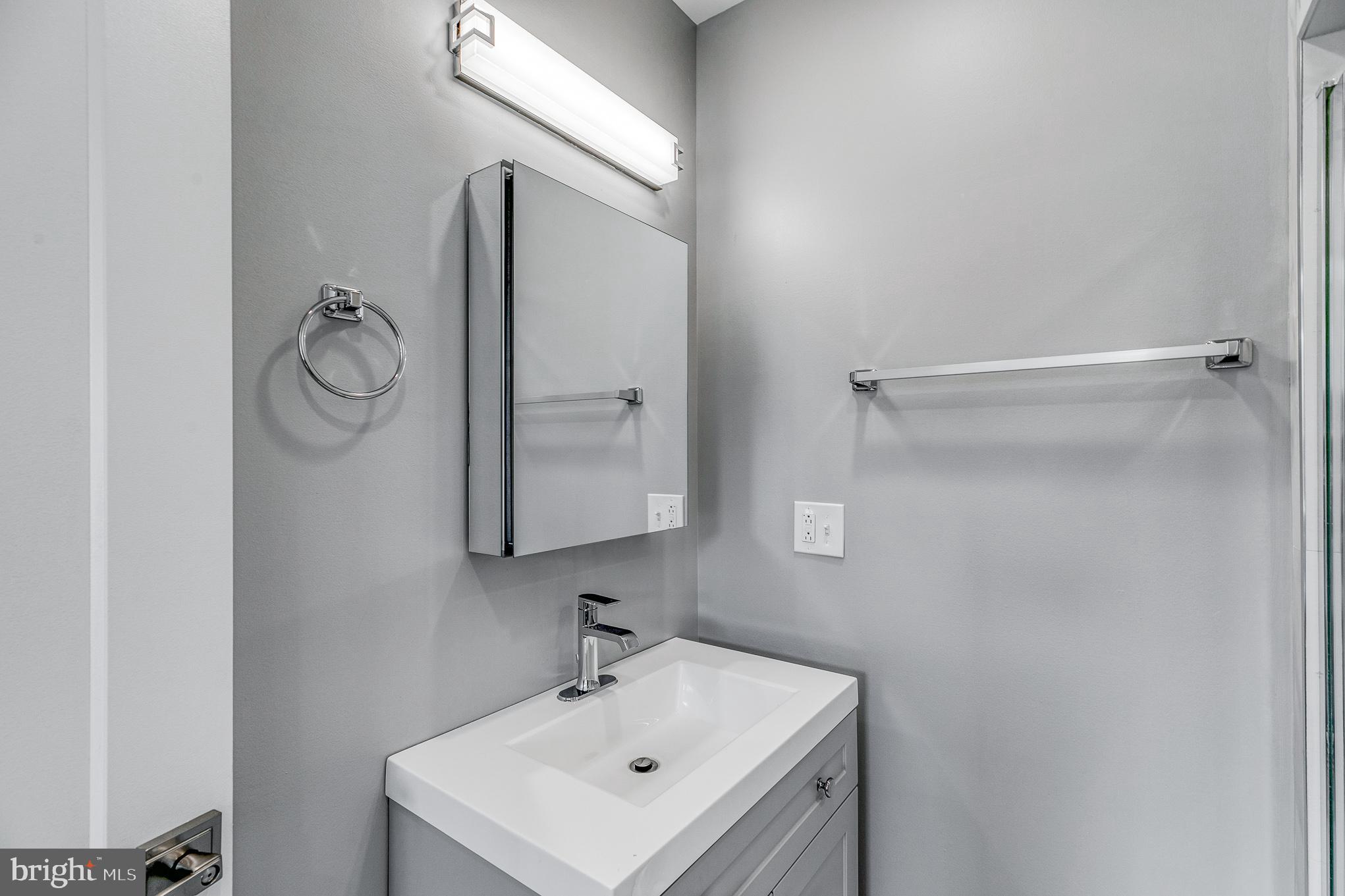 1041 Tree Street Philadelphia, PA 19148 - Photo 22 of 39 Master Bedroom en-suite Bath