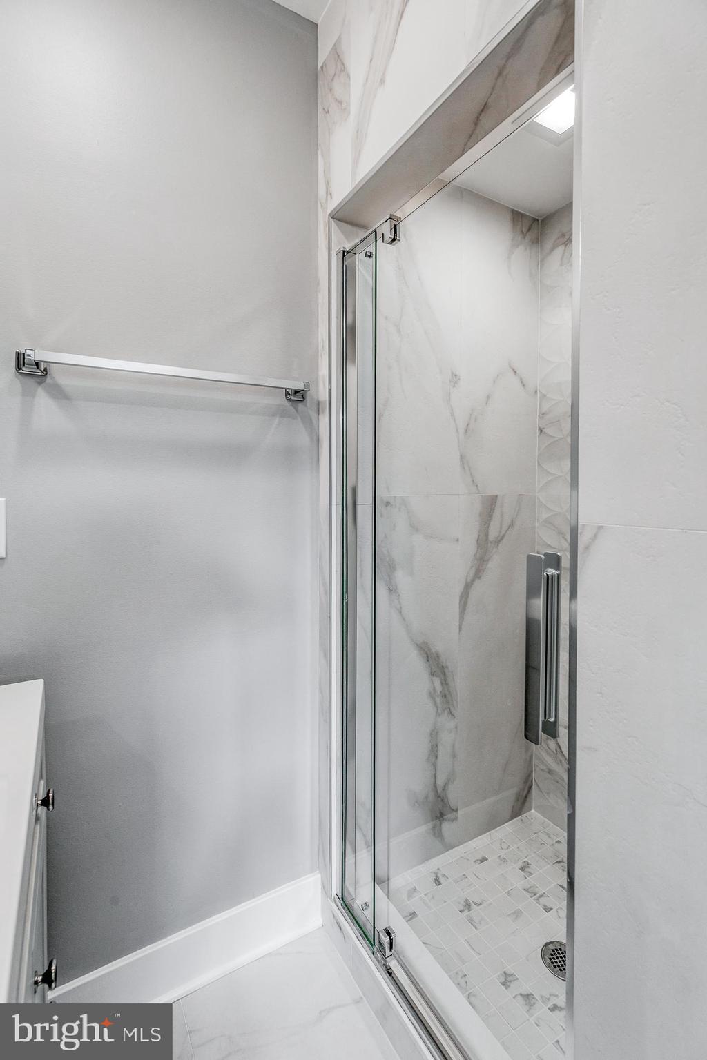 1041 Tree Street Philadelphia, PA 19148 - Photo 23 of 39 Master Bedroom en-suite Bath