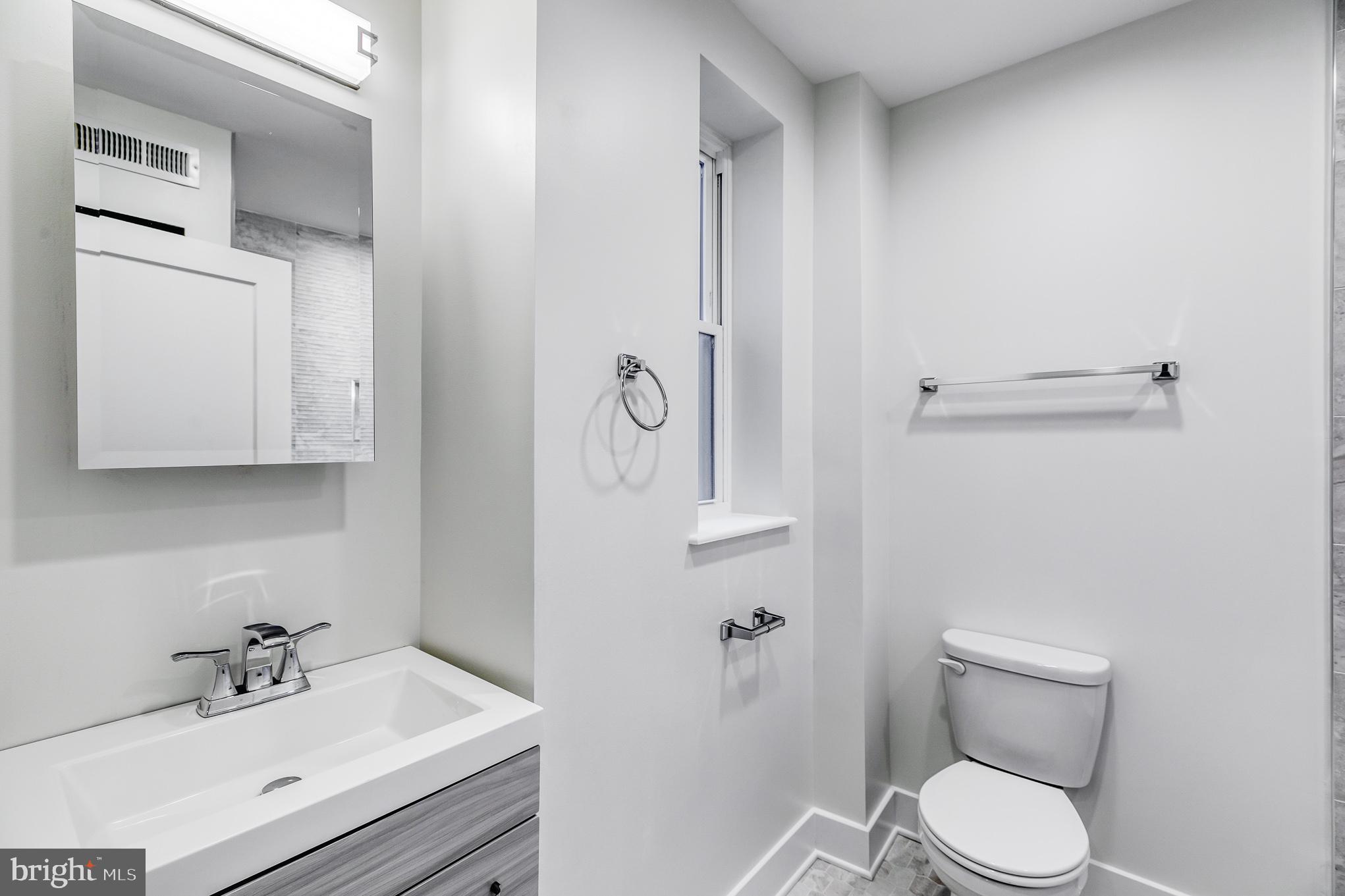 1041 Tree Street Philadelphia, PA 19148 - Photo 27 of 39 Main Bathroom