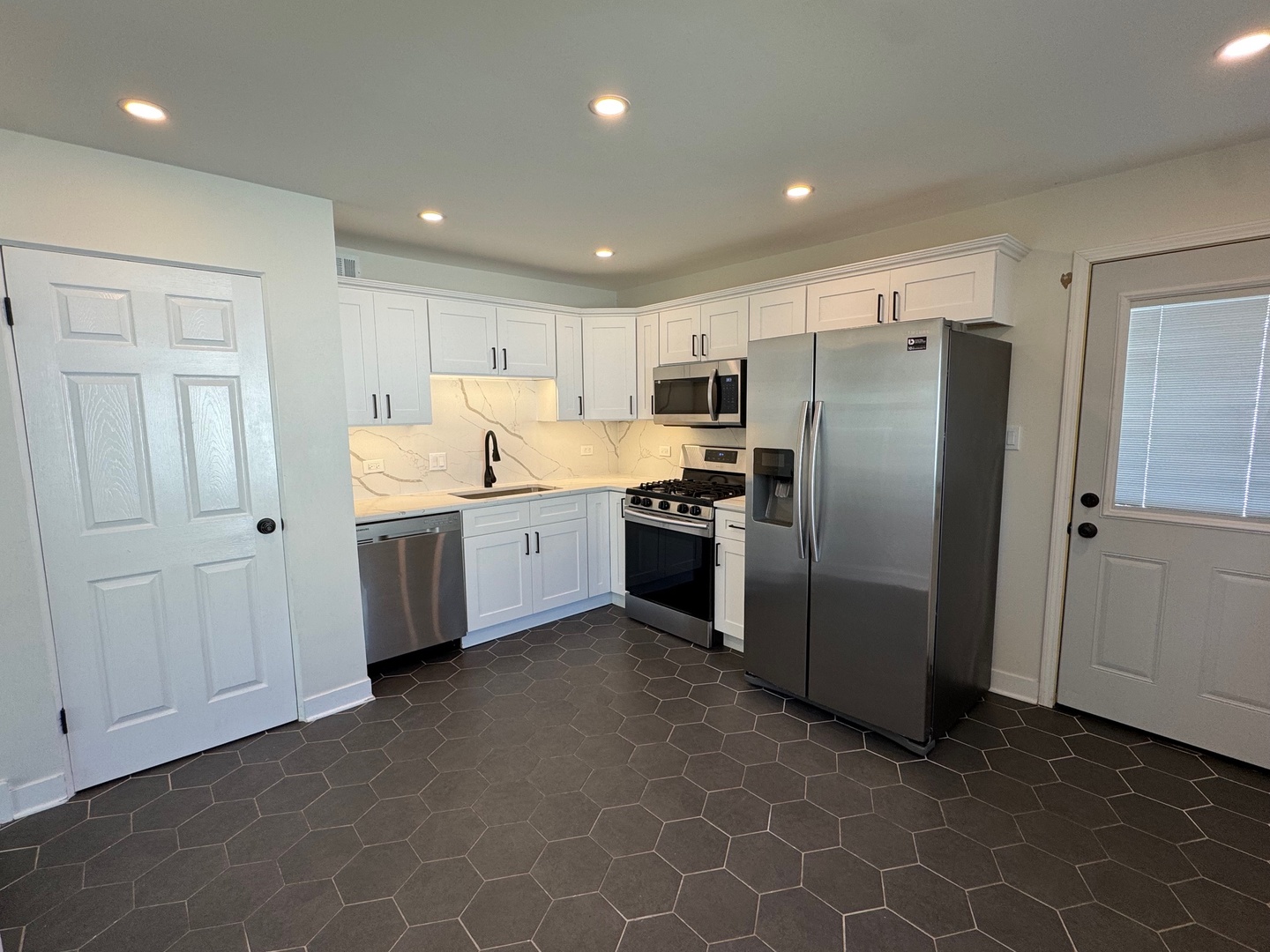 860 Spring Road Elmhurst, IL 60126 - Photo 2 of 20