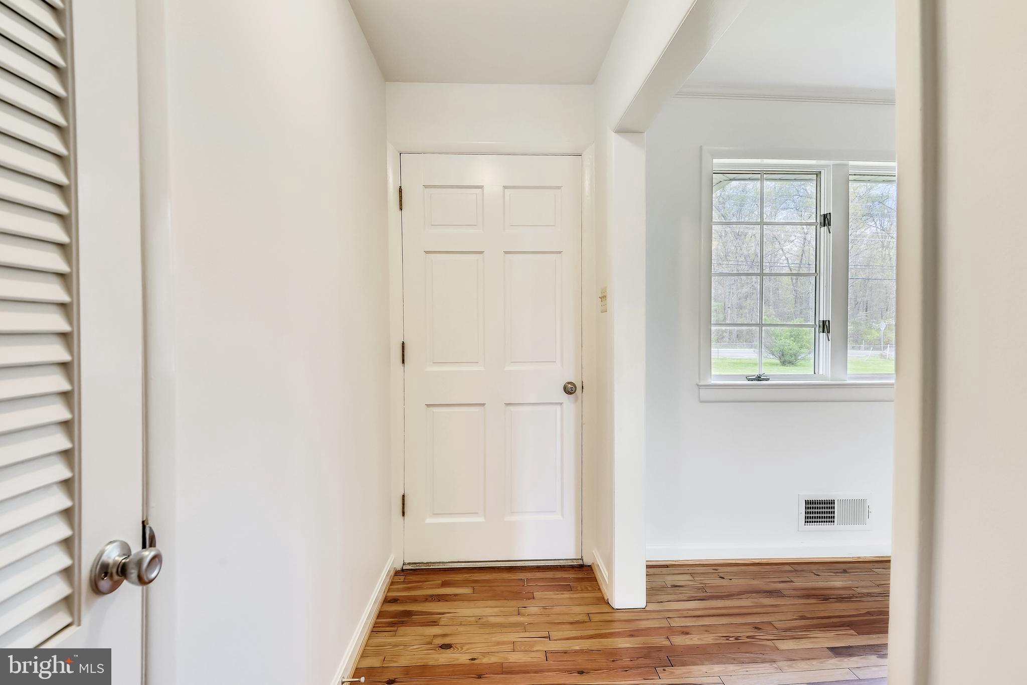 5006 Pleasant Valley Road Chantilly, VA 20151 - Photo 6 of 31 Gallery Image 6