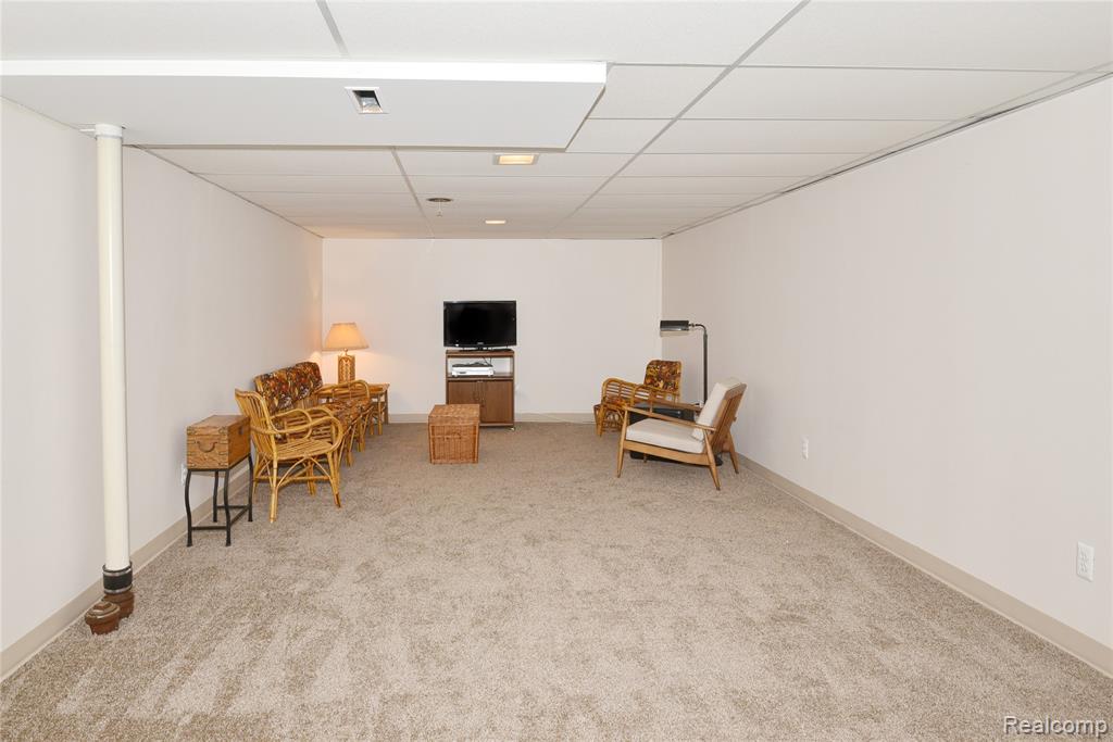 2268 Devonshire Road Bloomfield Hills, MI 48302 - Photo 24 of 38