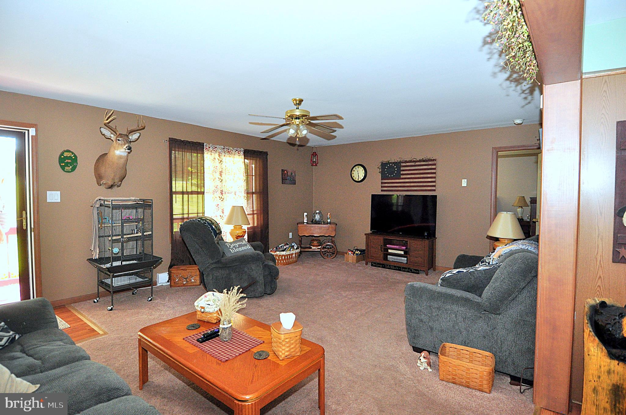 475 Morton Grove Road Berkeley Springs, WV 25411 - Photo 6 of 52 Kivingroom
