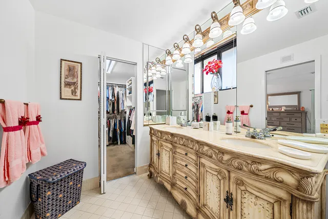 a view of a yard with a fountain