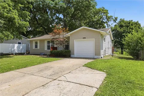 $259,999 | 605 Northwest Gibson Road, Lee's Summit, MO 64063