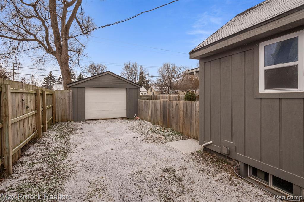 22025 Springbrook Avenue Farmington Hills, MI 48336 - Photo 5 of 24