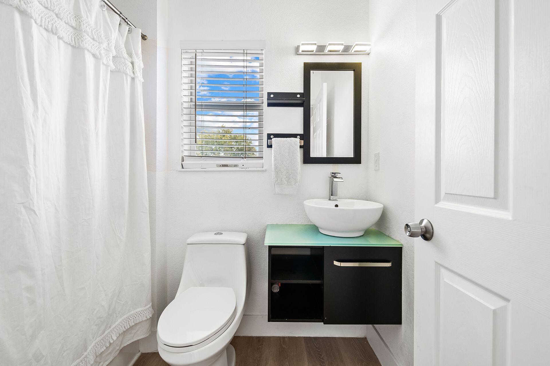 21 Mockingbird Road Key Largo, FL 33037 - Photo 31 of 38 3rd Floor Bathroom