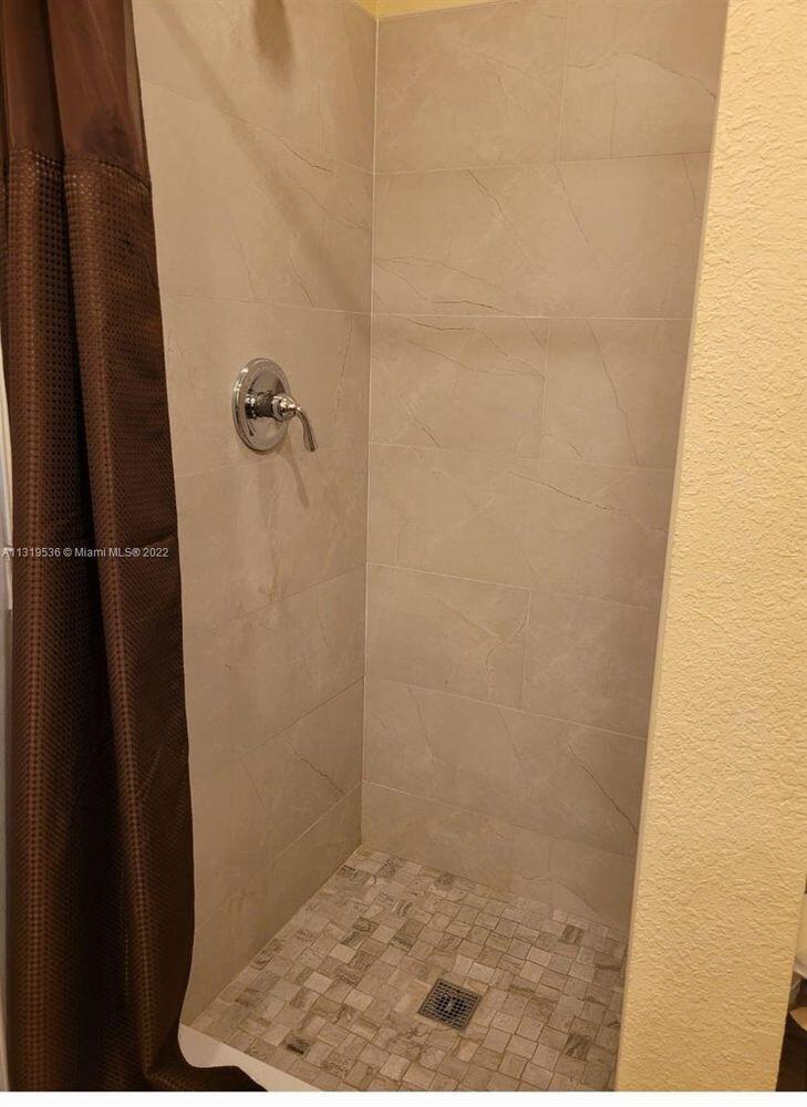 21 Mockingbird Road Key Largo, FL 33037 - Photo 35 of 38 1ST Floor Shower