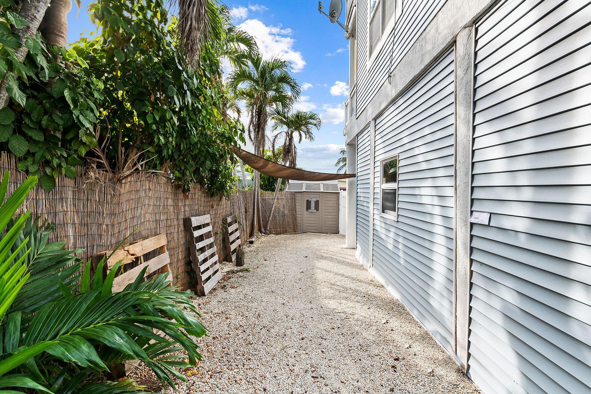 21 Mockingbird Road Key Largo, FL 33037 - Photo 8 of 38 Side Yard- Guest Entrance