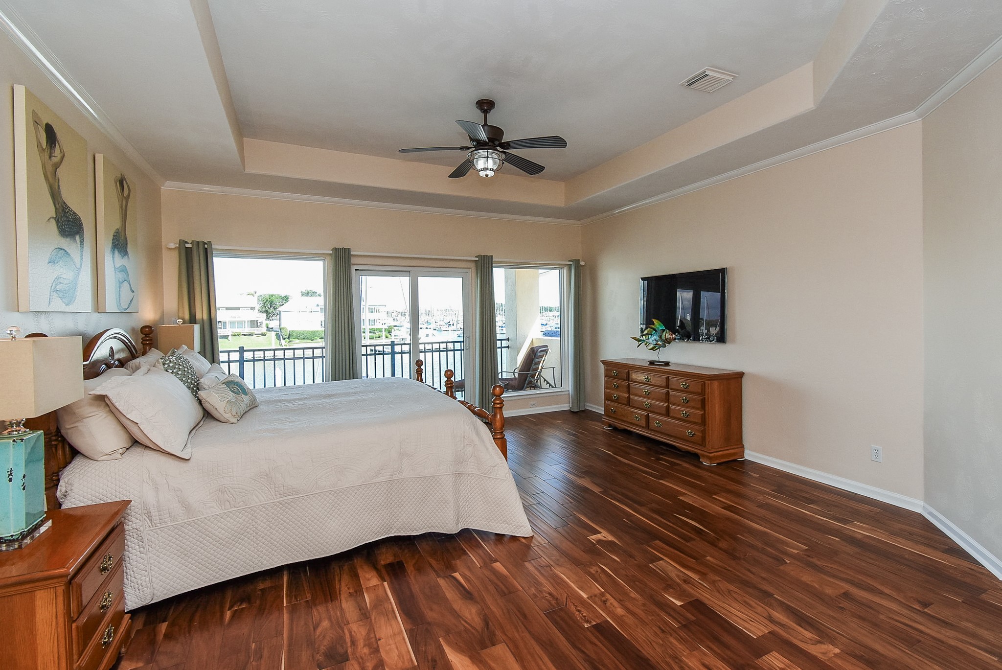 313 Harborside Circle Kemah, TX 77565 - Photo 18 of 35 a bedroom with a bed and a flat screen tv