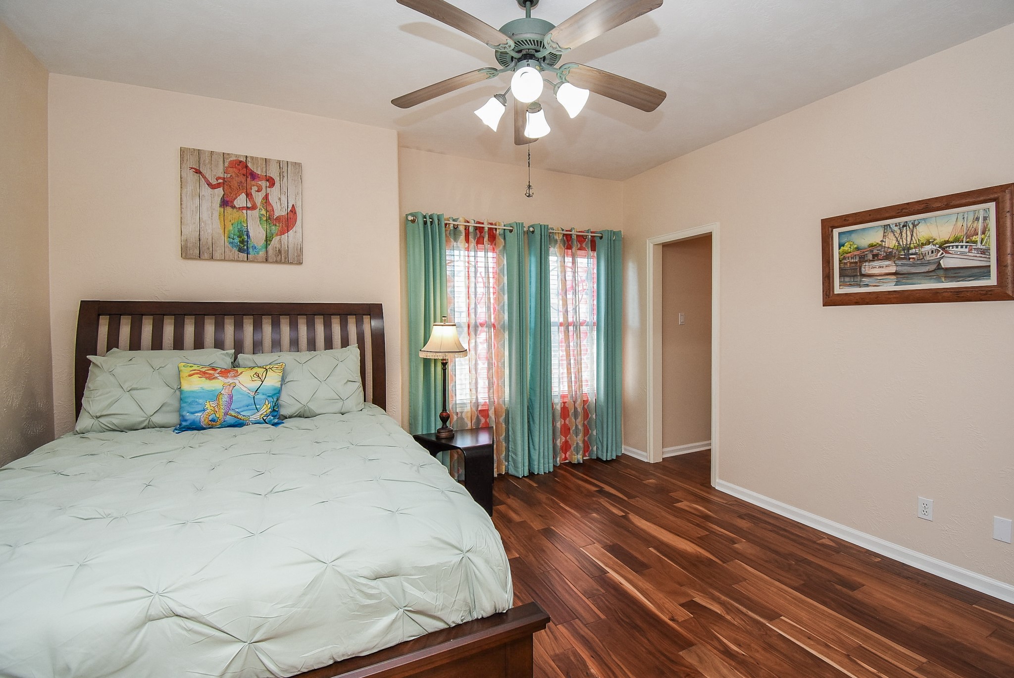 313 Harborside Circle Kemah, TX 77565 - Photo 26 of 35 a bedroom with a large bed and a chandelier