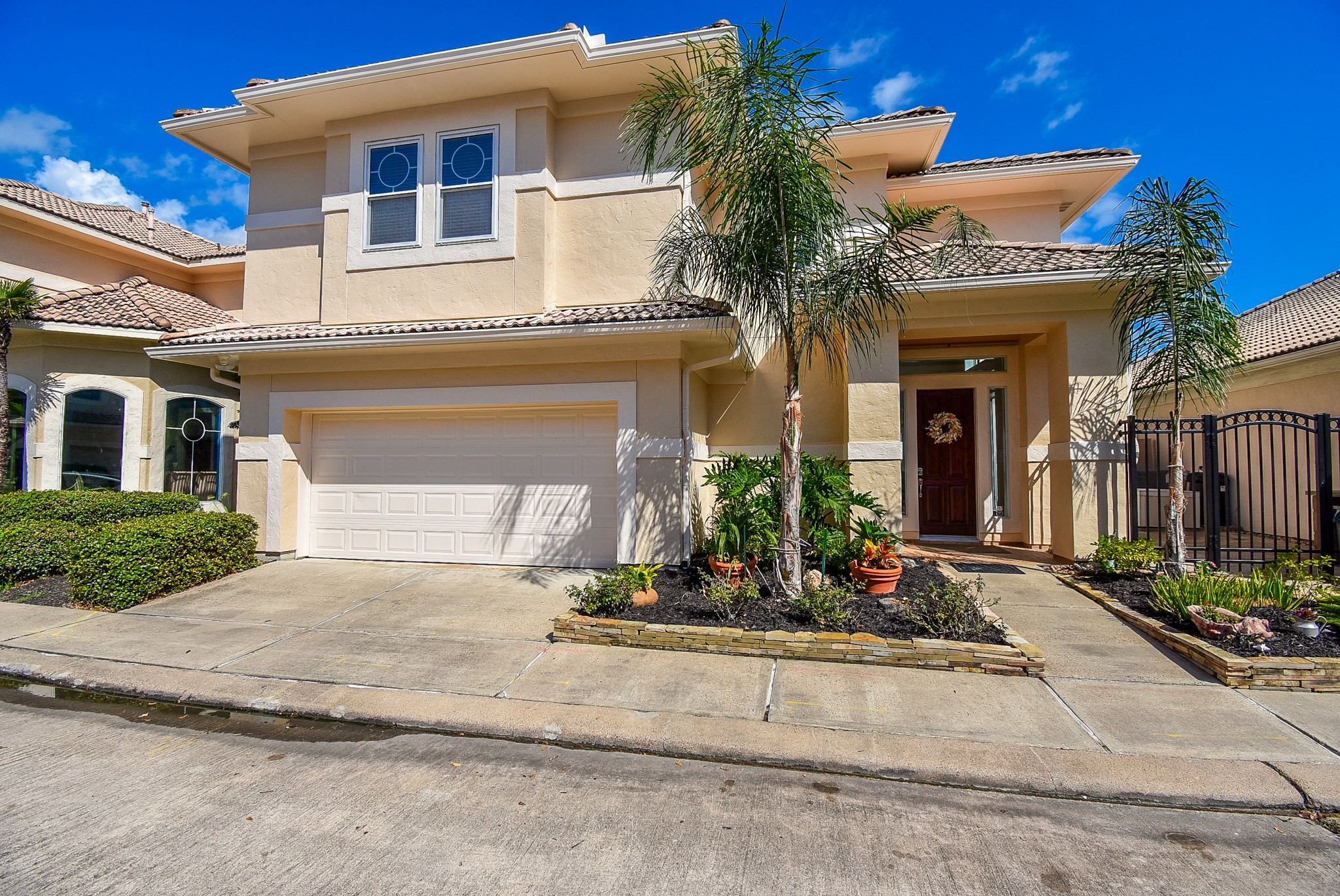 313 Harborside Circle Kemah, TX 77565 - Photo 4 of 35 front view of a house