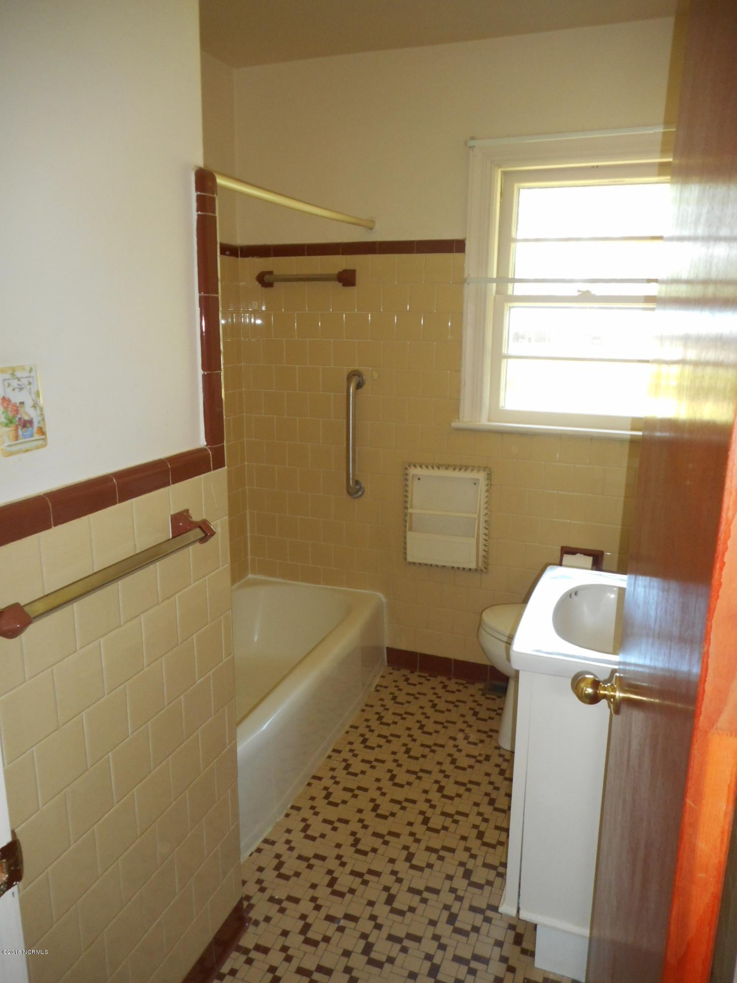 134 Falcon Road Rocky Mount, NC 27801 - Photo 24 of 31 Hall Full Bathroom